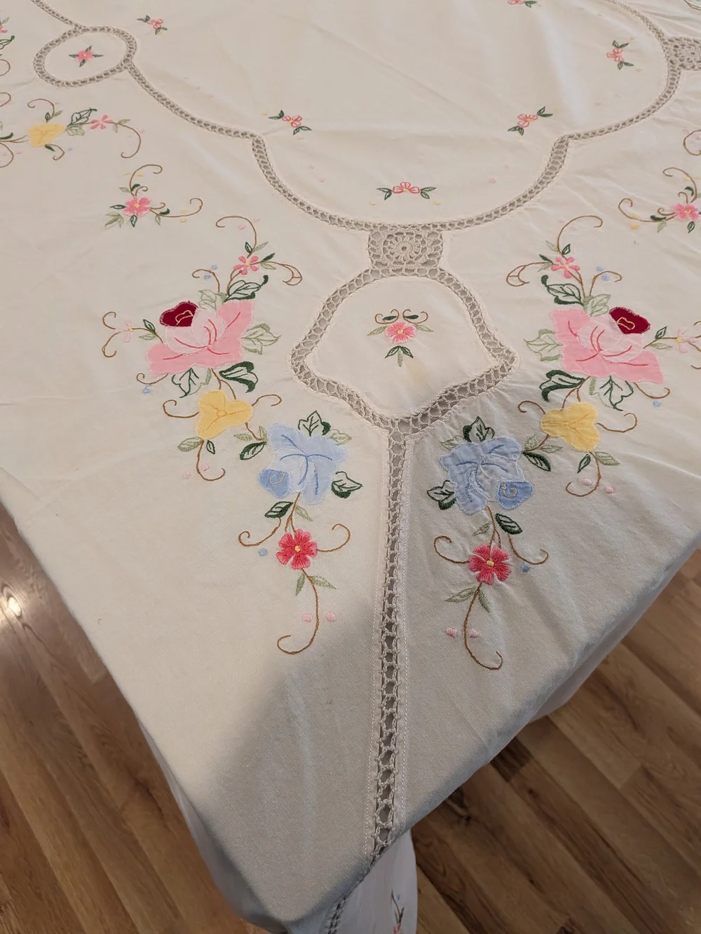Vintage 1939-40s Handmade Embroidered Linen Fabric (Cotton?)Crocheted Lace